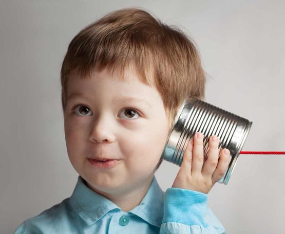 Junge mit Dosentelefon